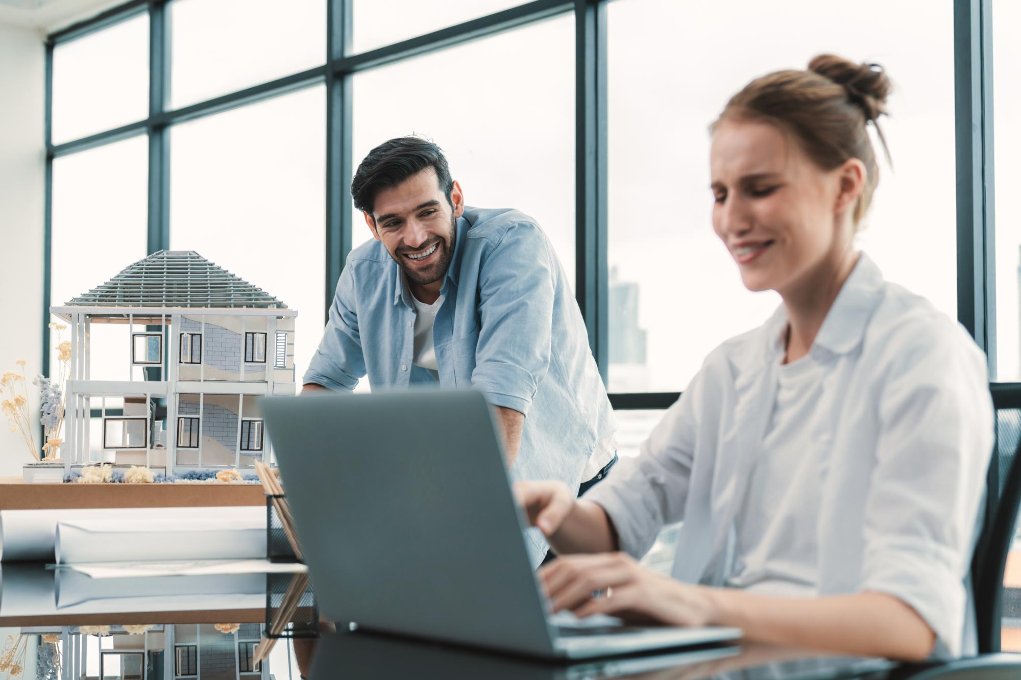 birou de consultanta imobiliara cu agent la calculator